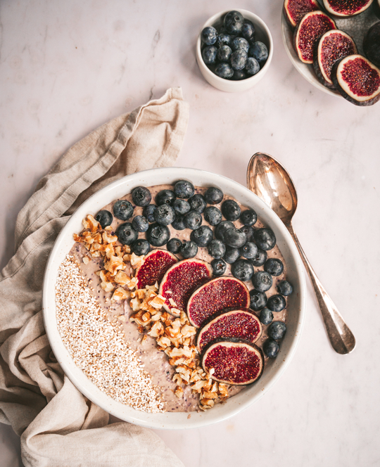Blaubeer-Bowl mit Haferflocken und Feigen