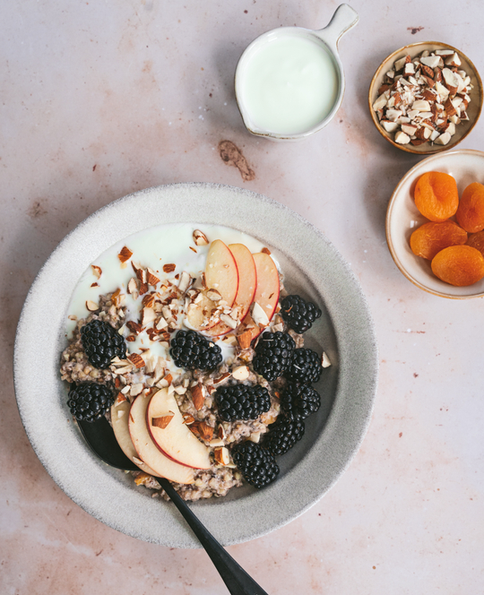 Buchweizen-Kasha mit Brombeeren
