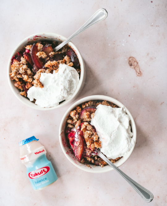 Ofengeröstete Pflaumen mit Hafer-Mandel-Streuseln und Zimtcreme