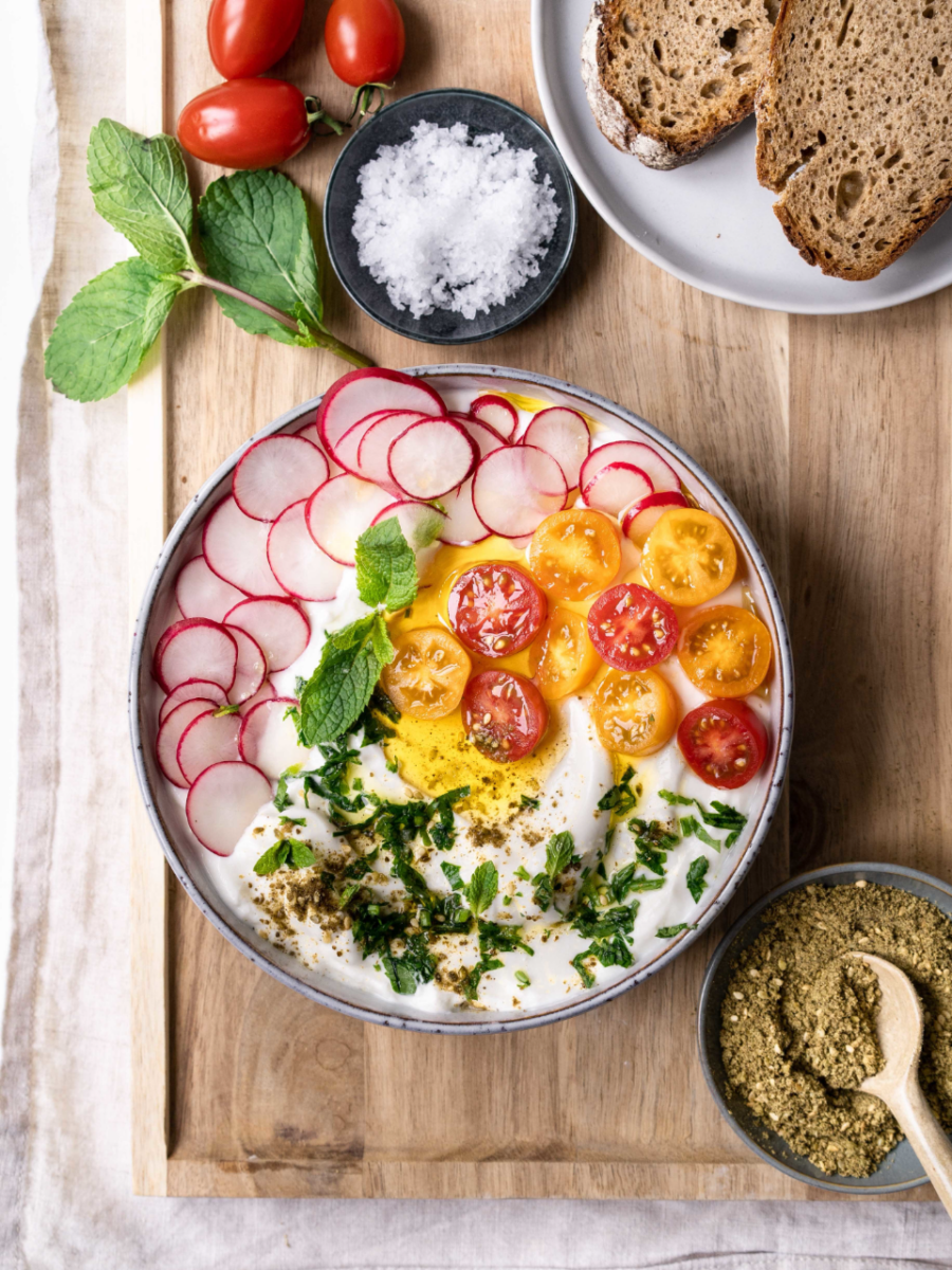 Labneh mit frischem Sauerteigbrot, Radieschen & bunten Tomaten