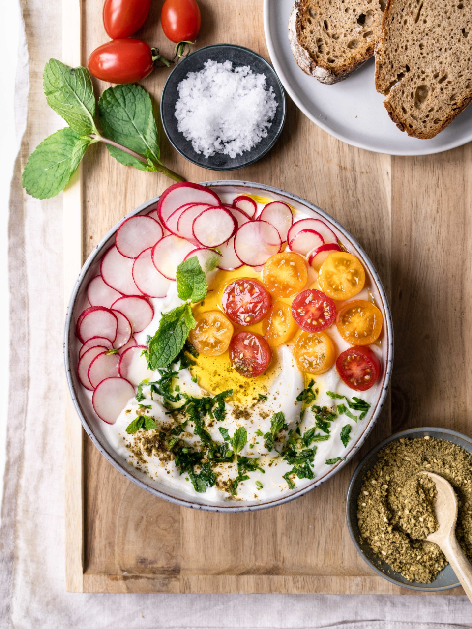 Labneh mit frischem Sauerteigbrot, Radieschen & bunten Tomaten