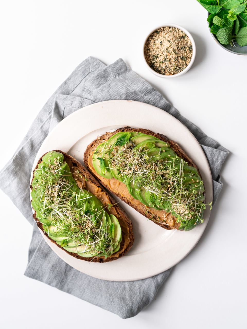 Miso-Avocado Toast mit Gomashio
